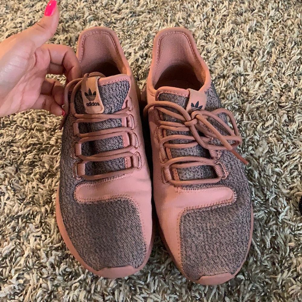 Woman’s adidas tubular size 7